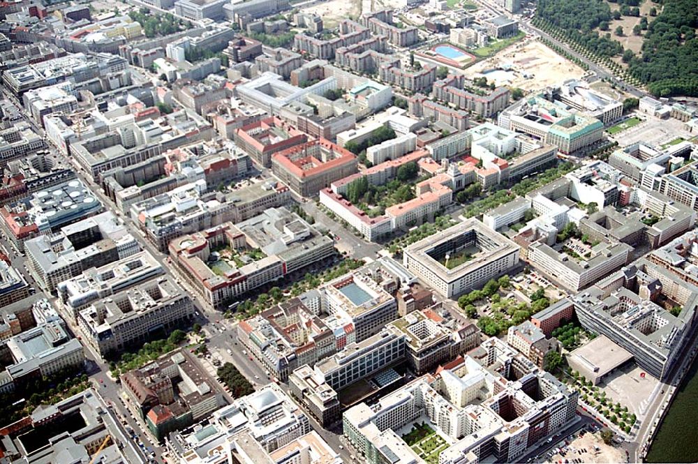 Aerial image Berlin (Tiergarten) - Stadtansicht vom Bereich Unter den Linden mit dem Brandenburger Tor und dem Regierungsviertel in Berlin- Mitte/Tiergarten.