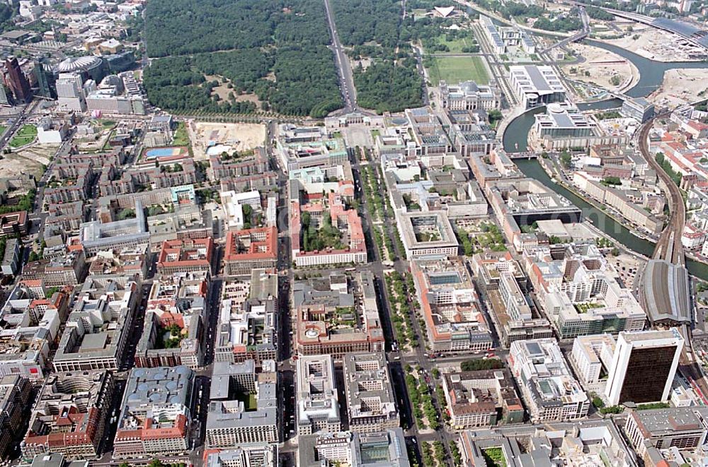 Aerial photograph Berlin (Tiergarten) - Stadtansicht vom Bereich Unter den Linden mit dem Brandenburger Tor und dem Regierungsviertel in Berlin- Mitte/Tiergarten.