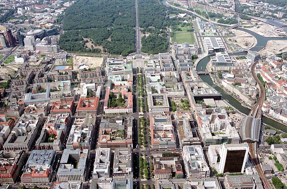 Berlin (Tiergarten) from above - Stadtansicht vom Bereich Unter den Linden mit dem Brandenburger Tor und dem Regierungsviertel in Berlin- Mitte/Tiergarten.