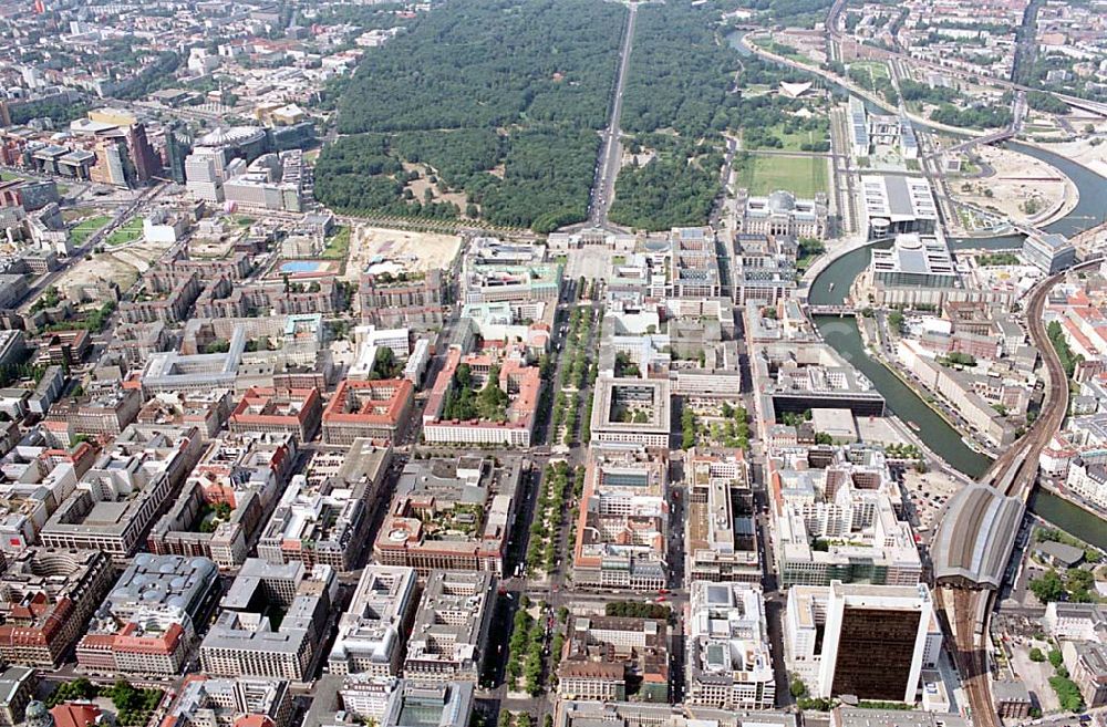 Berlin (Tiergarten) from the bird's eye view: Stadtansicht vom Bereich Unter den Linden mit dem Brandenburger Tor und dem Regierungsviertel in Berlin- Mitte/Tiergarten.