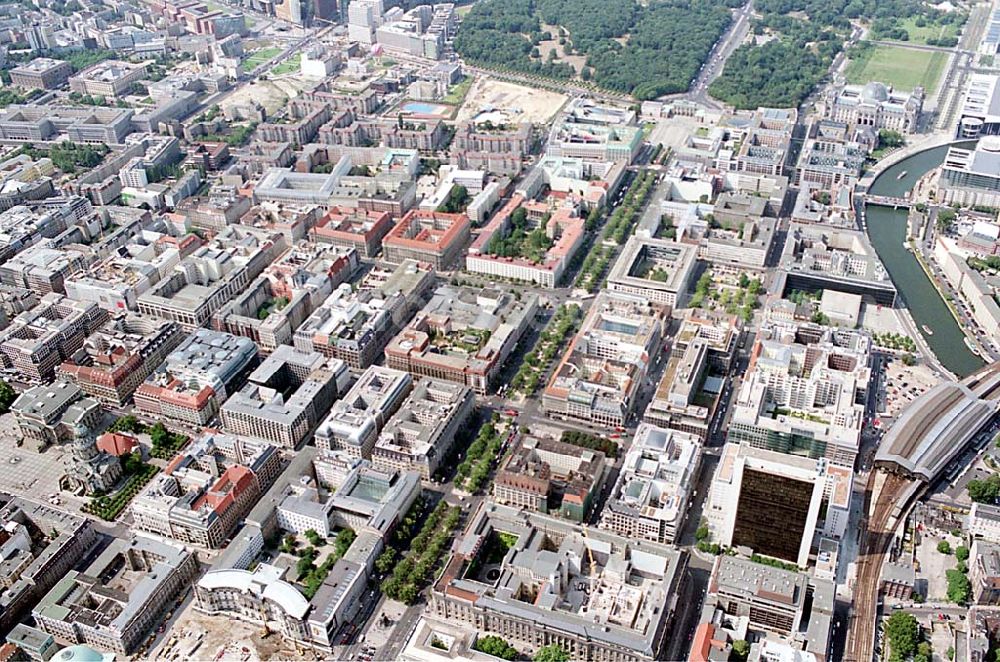 Aerial image Berlin (Tiergarten) - Stadtansicht vom Bereich Unter den Linden mit dem Brandenburger Tor und dem Regierungsviertel in Berlin- Mitte/Tiergarten.