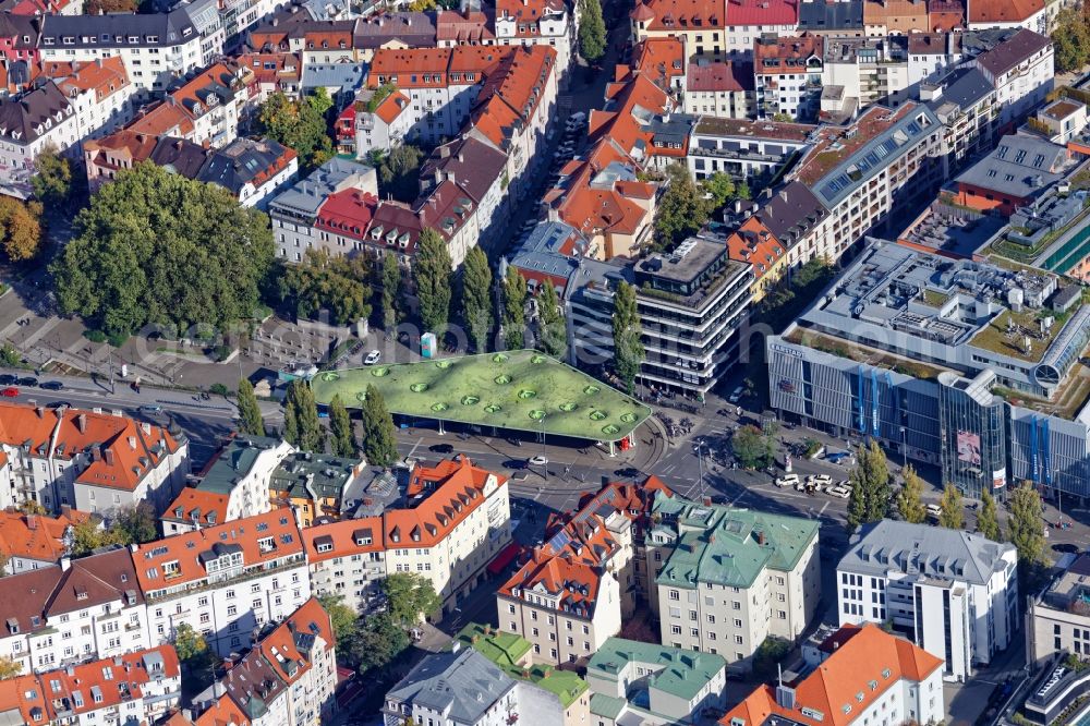 Aerial image München - City view of the area around Muenchner Freiheit in the district of Schwabing in Munich in the state of Bavaria. The place at the intersection Leopoldstrasse and Feilitzschstrasse with tram and bus stop was formerly known as Feilitzschplatz