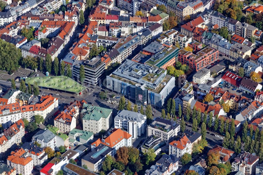 Aerial photograph München - City view of the area around Muenchner Freiheit in the district of Schwabing in Munich in the state of Bavaria. The place at the intersection Leopoldstrasse and Feilitzschstrasse with tram and bus stop was formerly known as Feilitzschplatz