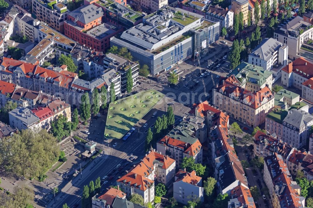 Aerial image München - City view of the area around Muenchner Freiheit in the district of Schwabing in Munich in the state of Bavaria. The place at the intersection Leopoldstrasse and Feilitzschstrasse with tram and bus stop was formerly known as Feilitzschplatz