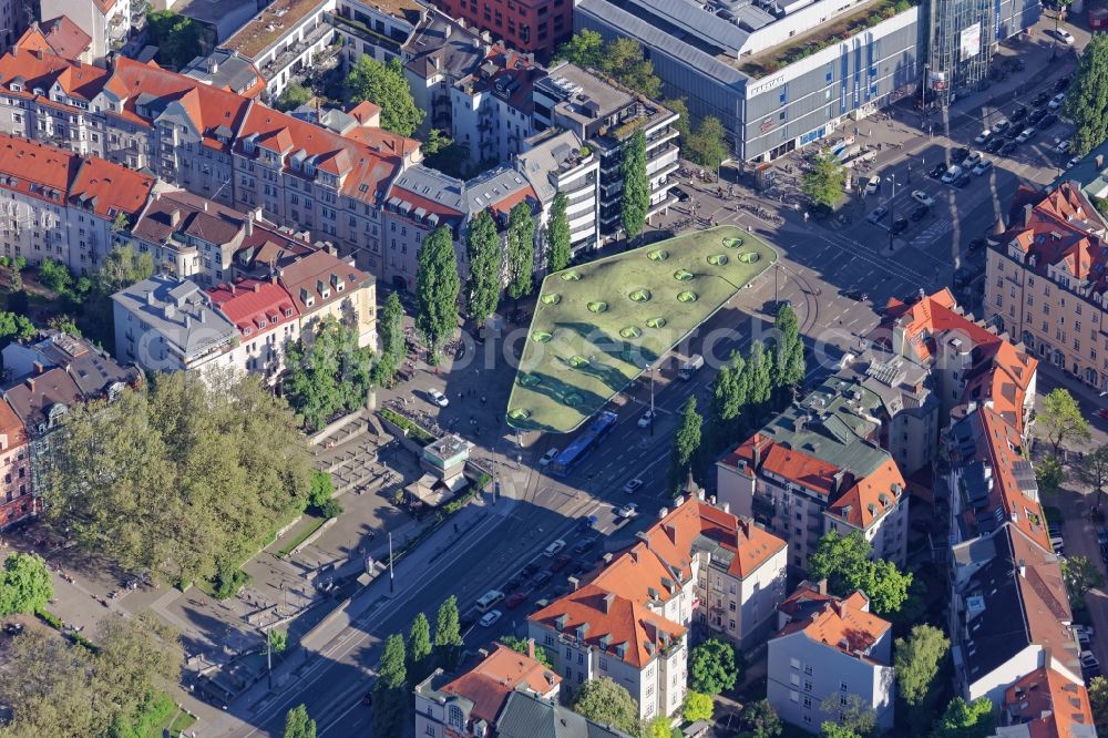 Aerial photograph München - City view of the area around Muenchner Freiheit in the district of Schwabing in Munich in the state of Bavaria. The place at the intersection Leopoldstrasse and Feilitzschstrasse with tram and bus stop was formerly known as Feilitzschplatz