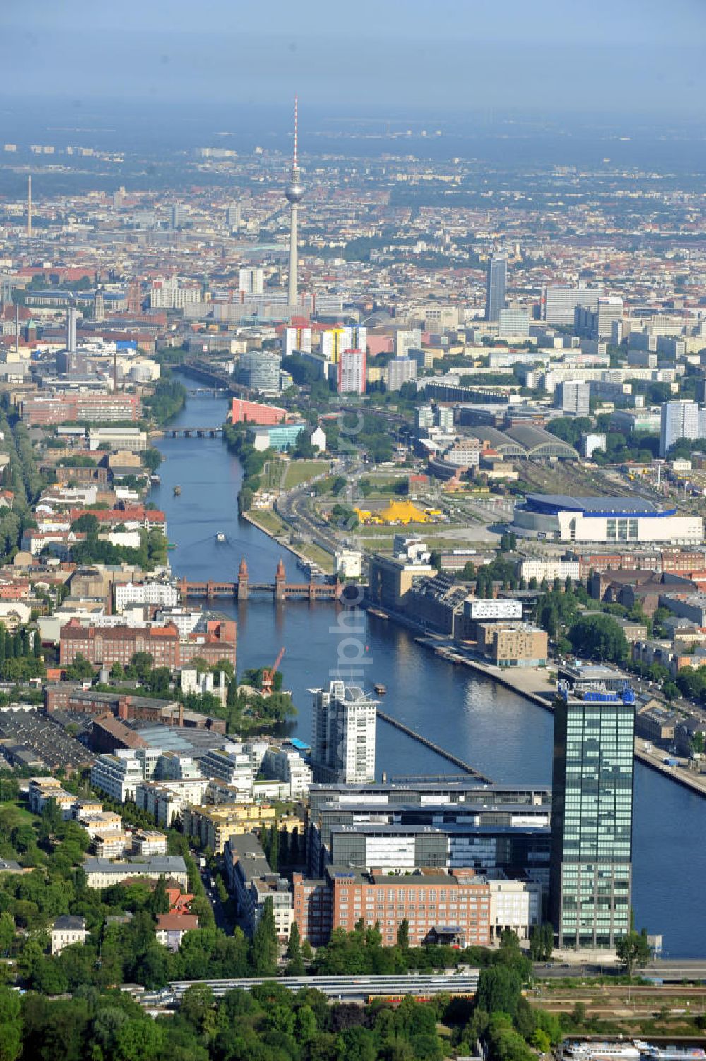 Aerial image Berlin Treptow - Blick entlang der Spree von Berlin-Treptow in Richtung Westen mit den Treptowers, dem Osthafen, der Oberbaumbrücke, der O2 World, dem Fernsehturm usw. View along the Spree river to the west with the Treptowers, the Eastern Port, The Oberbaumbruecke and the TV Tower.