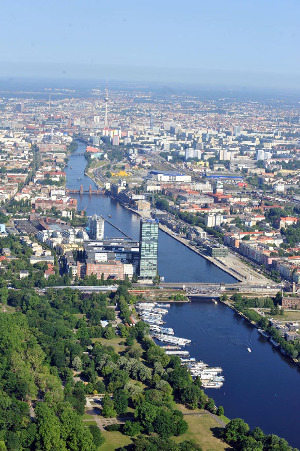 Aerial image Berlin Treptow - Blick über den Treptower Hafen und die Elsenbrücke entlang der Spree von Berlin-Treptow in Richtung Westen mit den Treptowers, dem Osthafen, der Oberbaumbrücke, der O2 World, dem Fernsehturm usw. View over the Treptower Port and the bridge Elsenbruecke along the Spree river to the west with the Treptowers, the Eastern Port, The Oberbaumbruecke and the TV Tower.