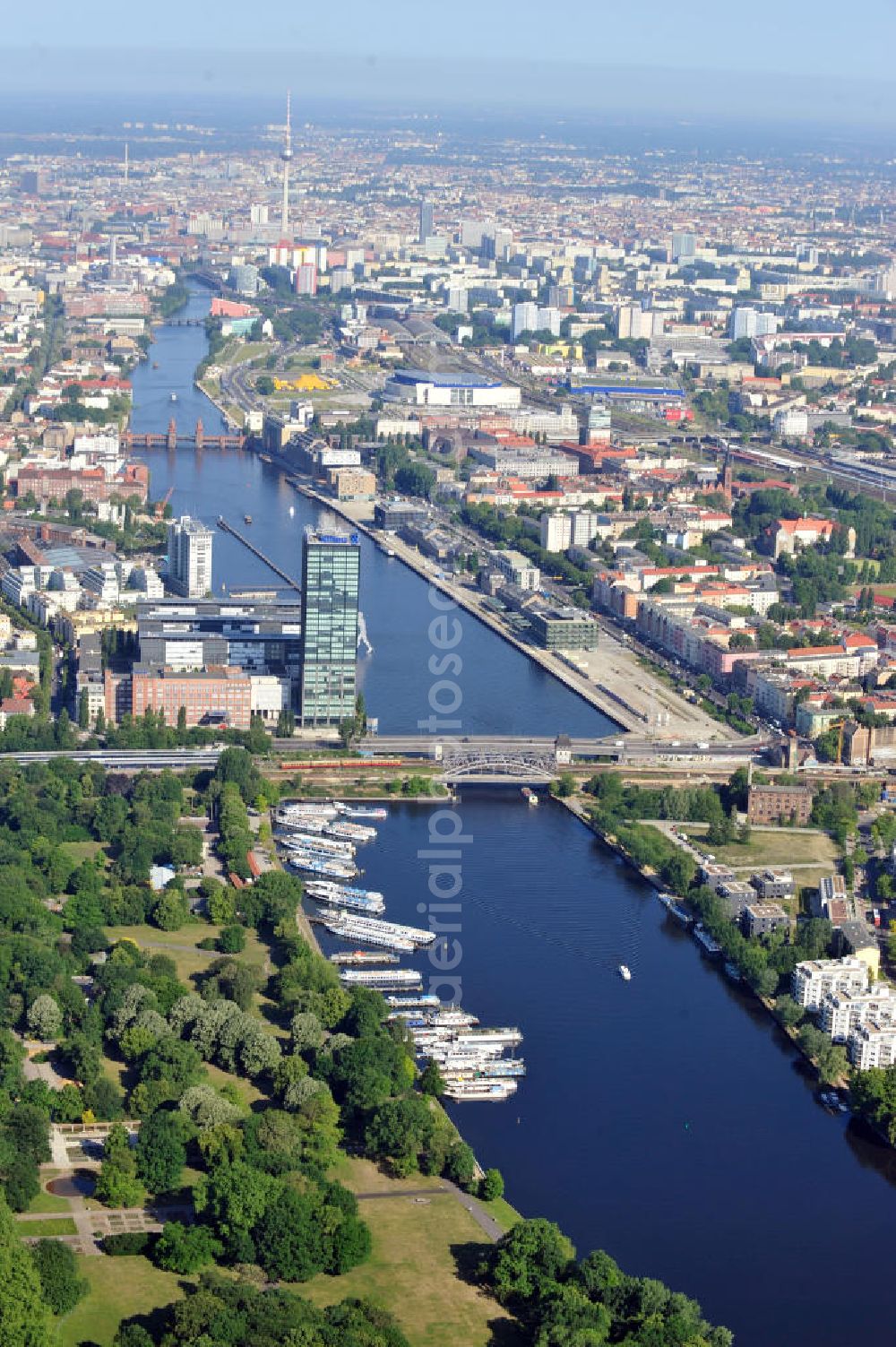 Aerial photograph Berlin Treptow - Blick über den Treptower Hafen und die Elsenbrücke entlang der Spree von Berlin-Treptow in Richtung Westen mit den Treptowers, dem Osthafen, der Oberbaumbrücke, der O2 World, dem Fernsehturm usw. View over the Treptower Port and the bridge Elsenbruecke along the Spree river to the west with the Treptowers, the Eastern Port, The Oberbaumbruecke and the TV Tower.