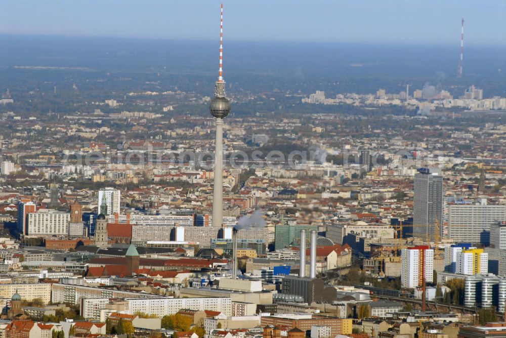 Aerial image Berlin - Blick auf die Innenstadt und den Fernsehturm von Berlin. Berlin ist Bundeshauptstadt und Regierungssitz Deutschlands. Als Stadtstaat ist Berlin ein eigenständiges Land und bildet das Zentrum der Metropolregion Berlin/Brandenburg. Berlin ist mit 3,4 Millionen Einwohnern die bevölkerungsreichste und flächengrößte Stadt Deutschlands und nach Einwohnern die zweitgrößte Stadt der Europäischen Union. Der Berliner Fernsehturm ist mit 368 Meter das höchste Bauwerk Deutschlands und das vierthöchste freistehende Bauwerk Europas. Er befindet sich im östlichen Zentrum auf dem Alexanderplatz.