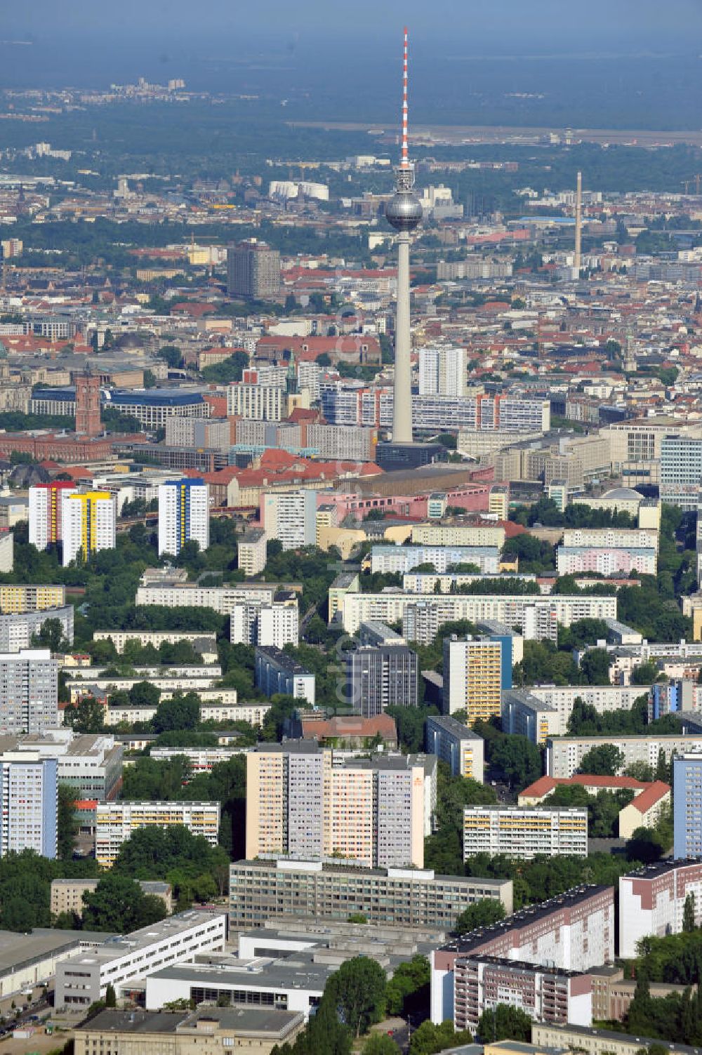 Berlin from the bird's eye view: Stadtansicht von Berlin-Friedrichshain mit Wohnhäusern und Verlagsgebäude Neues Deutschland in Richtung Alexanderplatz mit Fernsehturm in Berlin-Mitte.