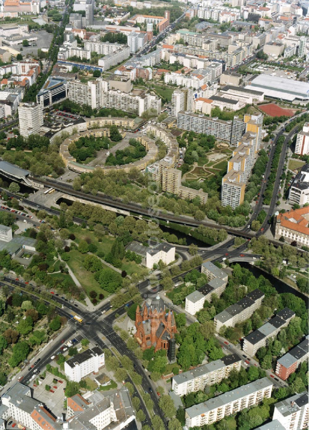 Aerial photograph Berlin - Stadtansicht von Berlin-Kreuzberg mit dem Mehringplatz. Mit im Bild die U-Bahnstation Hallesches Tor am Tempelhofer Ufer der Spree.