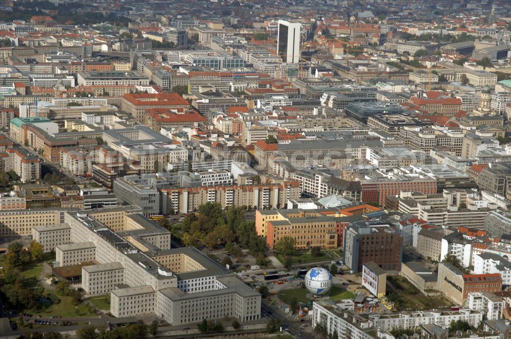 Berlin from the bird's eye view: Blick über die Häuser des Bezirkes Mitte von Berlin. Im Vordergrund ist der Fesselballon mit dem Welt Emblem, sowie das Museum für Kommunikation zu sehen. Im Hintergrund ragt der Hochbau des Internationalen Handelszentrum heraus. In der Nähe befindet sich auch der S-Bahnhof Friedrichstraße.