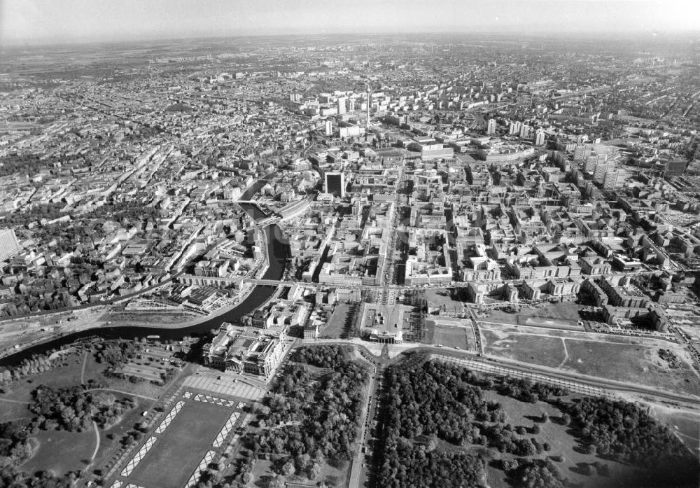 Berlin from above - Stadtansicht auf Berlin Mitte mit den Stadtbezirken Weißensee und Prenzlauer Berg im Hintergrund. Links im Bild die Charité und der Spreeverlauf mit dem Berliner Reichstag. Im Zentrum des Bildes das Brandenburger Tor und der Pariser Platz mit der Straße des 17. Juni im Tiergarten.