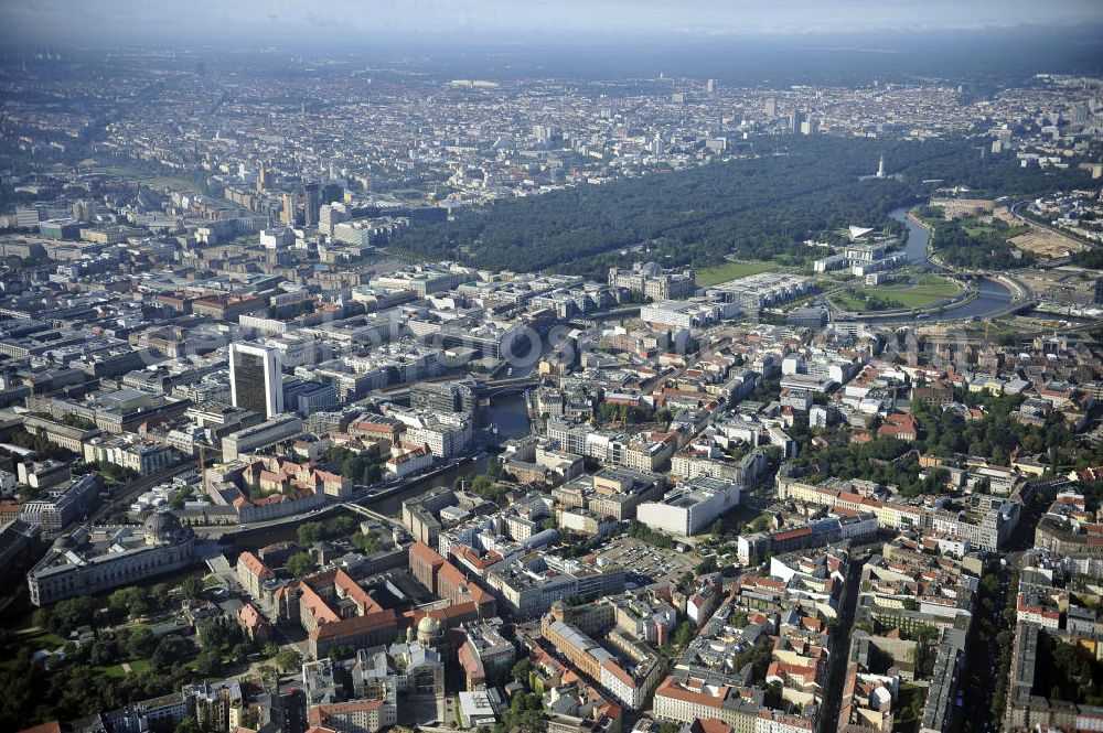 Aerial photograph Berlin - Stadtansicht vom Stadtzentrum am Spreeufer in Berlin - Mitte mit dem Regierungsviertel am Tiergarten im Hintergrund. Mit im Bild der Bereich am Bahnhof Friedrichstrasse mit dem neu bebauten Spreedreieck. City View from the city center on the river Spree in Berlin - Mitte district at the government Area in the background. With the image of the area at the Friedrichstrasse train station with the newly built Spreedreieck.