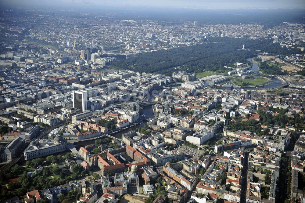 Berlin from above - Stadtansicht vom Stadtzentrum am Spreeufer in Berlin - Mitte mit dem Regierungsviertel am Tiergarten im Hintergrund. Mit im Bild der Bereich am Bahnhof Friedrichstrasse mit dem neu bebauten Spreedreieck. City View from the city center on the river Spree in Berlin - Mitte district at the government Area in the background. With the image of the area at the Friedrichstrasse train station with the newly built Spreedreieck.