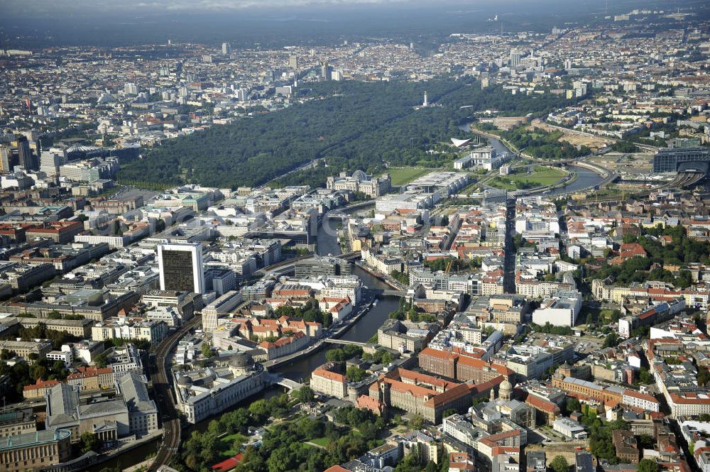 Berlin from the bird's eye view: Stadtansicht vom Stadtzentrum am Spreeufer in Berlin - Mitte mit dem Regierungsviertel am Tiergarten im Hintergrund. Mit im Bild der Bereich am Bahnhof Friedrichstrasse mit dem neu bebauten Spreedreieck. City View from the city center on the river Spree in Berlin - Mitte district at the government Area in the background. With the image of the area at the Friedrichstrasse train station with the newly built Spreedreieck.