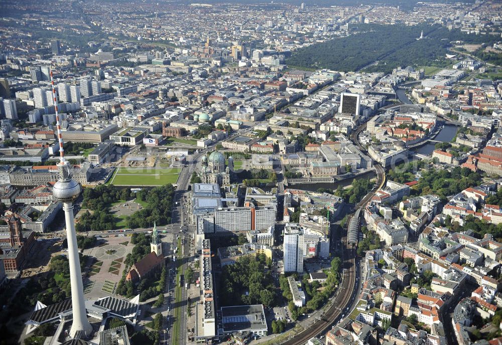 Aerial image Berlin - Stadtansicht vom Stadtzentrum Ost am Alexanderplatz mit dem Berliner Fernsehturm. City View from the city center at Alexanderplatz with the TV tower.