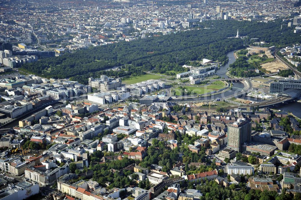 Aerial photograph Berlin - Stadtansicht vom Stadtzentrum am Spreeufer in Berlin - Mitte mit dem Regierungsviertel am Tiergarten im Hintergrund. Mit im Bild der Bereich der Berliner Charité. City View from the city center on the river Spree in Berlin - Mitte district at the Charité Area in the background.