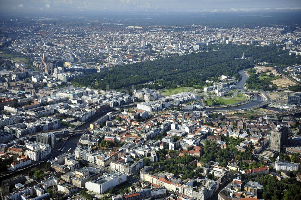 Berlin from above - Stadtansicht vom Stadtzentrum am Spreeufer in Berlin - Mitte mit dem Regierungsviertel am Tiergarten im Hintergrund. Mit im Bild der Bereich der Berliner Charité. City View from the city center on the river Spree in Berlin - Mitte district at the Charité Area in the background.