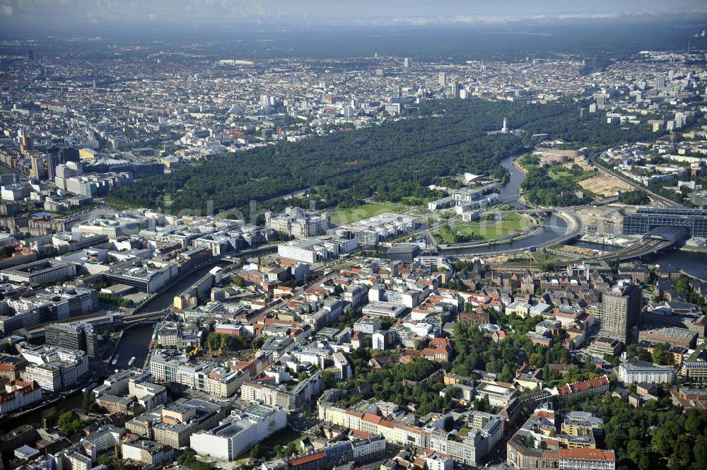 Berlin from the bird's eye view: Stadtansicht vom Stadtzentrum am Spreeufer in Berlin - Mitte mit dem Regierungsviertel am Tiergarten im Hintergrund. Mit im Bild der Bereich der Berliner Charité. City View from the city center on the river Spree in Berlin - Mitte district at the Charité Area in the background.