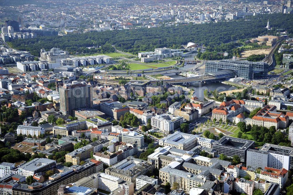 Aerial image Berlin - Stadtansicht vom Stadtzentrum am Spreeufer in Berlin - Mitte mit dem Regierungsviertel am Tiergarten im Hintergrund. Mit im Bild der Bereich der Berliner Charité. City View from the city center on the river Spree in Berlin - Mitte district at the Charité Area in the background.