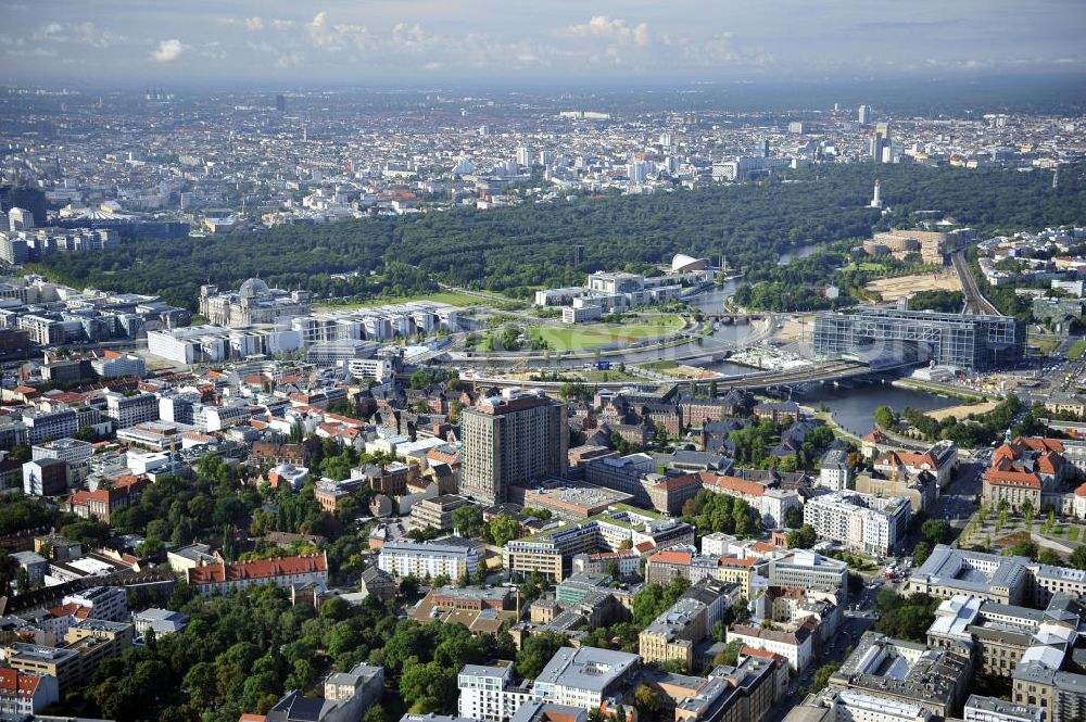 Aerial photograph Berlin - Stadtansicht vom Stadtzentrum am Spreeufer in Berlin - Mitte mit dem Regierungsviertel am Tiergarten im Hintergrund. Mit im Bild der Bereich der Berliner Charité. City View from the city center on the river Spree in Berlin - Mitte district at the Charité Area in the background.