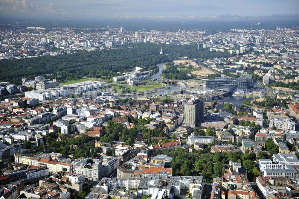 Aerial image Berlin - Stadtansicht vom Stadtzentrum am Spreeufer in Berlin - Mitte mit dem Regierungsviertel am Tiergarten im Hintergrund. Mit im Bild der Bereich der Berliner Charité. City View from the city center on the river Spree in Berlin - Mitte district at the Charité Area in the background.