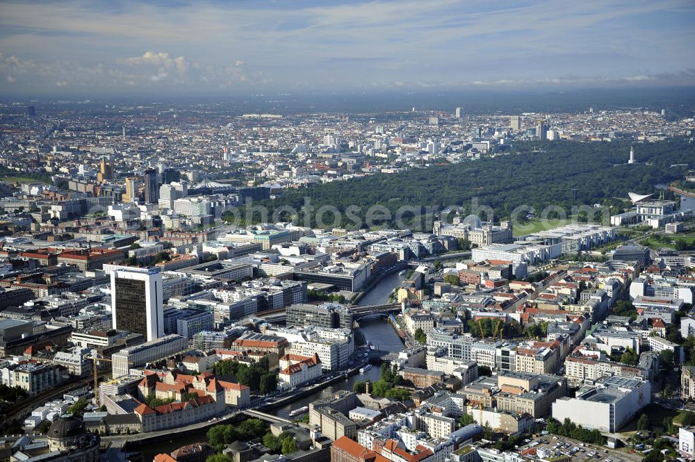 Berlin from the bird's eye view: Stadtansicht vom Stadtzentrum am Spreeufer in Berlin - Mitte mit dem Regierungsviertel am Tiergarten im Hintergrund. Mit im Bild der Bereich am Bahnhof Friedrichstrasse mit dem neu bebauten Spreedreieck. City View from the city center on the river Spree in Berlin - Mitte district at the government Area in the background. With the image of the area at the Friedrichstrasse train station with the newly built Spreedreieck.