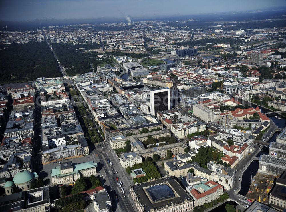 Aerial image Berlin - Blick über das Stadtzentrum in Berlin-Mitte entlang der Straße Unter den Linden in Richtung Westen. View over the city center in Berlin-Mitte along the Boulevard Unter den Linden to the west.