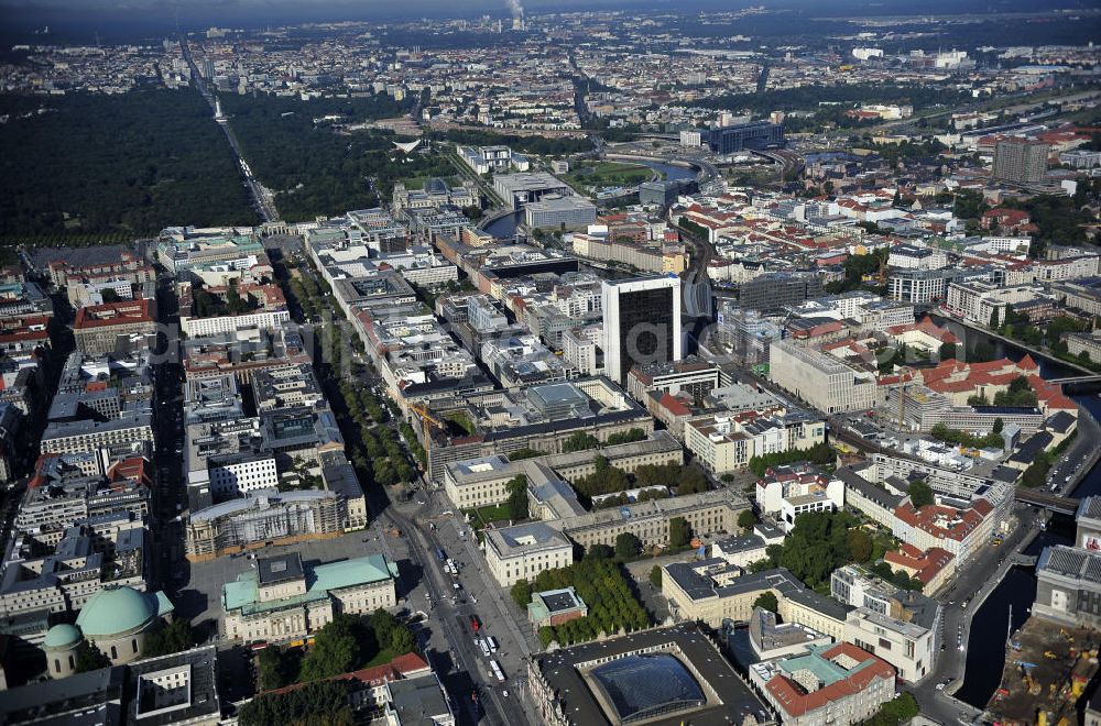 Aerial photograph Berlin - Blick über das Stadtzentrum in Berlin-Mitte entlang der Straße Unter den Linden in Richtung Westen. View over the city center in Berlin-Mitte along the Boulevard Unter den Linden to the west.