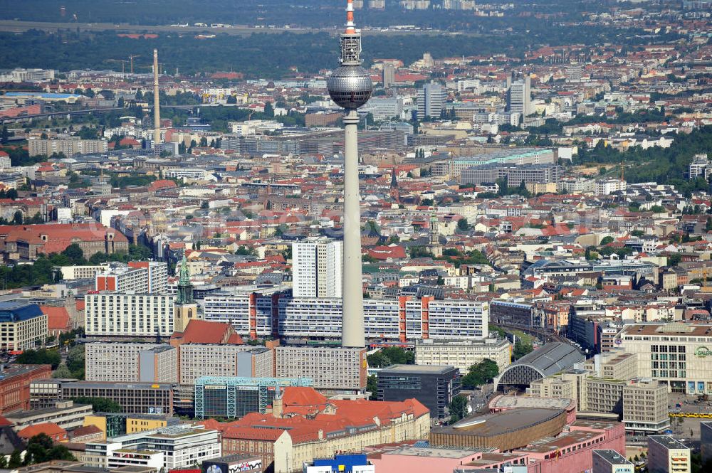 Aerial photograph Berlin Mitte - Stadtansicht von Berlin-Mitte mit dem Fernsehturm am Alexanderplatz. Townscape from Mitte with the TV tower and the public square Alexanderplatz.