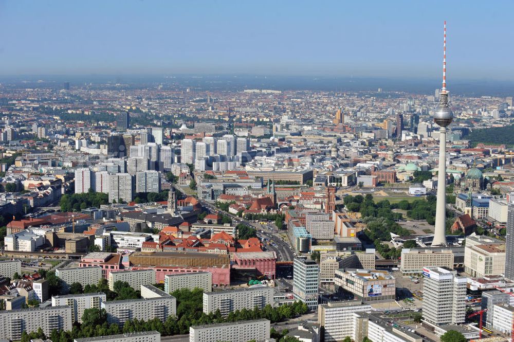 Berlin from above - Stadtansicht Berlin-Mitte mit Sehenswürdigkeiten wie der Alexanderplatz mit Fernsehturm, dem Einkaufszentrum Alexa, das Rote Rathaus, das Nikolaiviertel uvm. Cityscape of Berlin-Mitte with diverse sights.