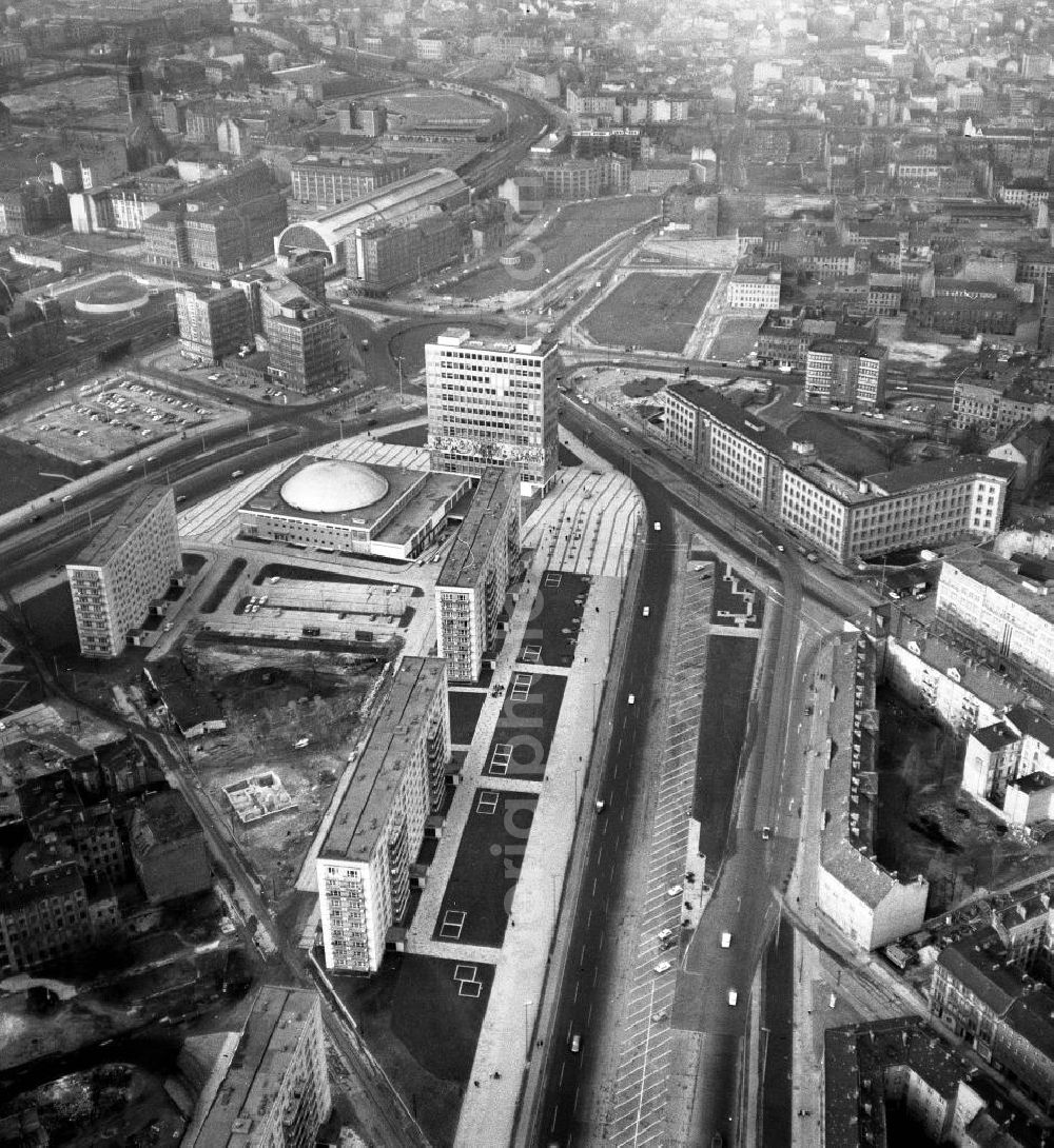 Berlin from above - Stadtansicht Berlin-Mitte am Alexanderplatz vor Bau des Berliner Fernsehturms, aus Richtung der Karl-Marx-Allee fotografiert. Im Vordergrund das Haus des Lehrers und die Kongresshalle. Im Hintergrund der Bahnhof Alexanderplatz.