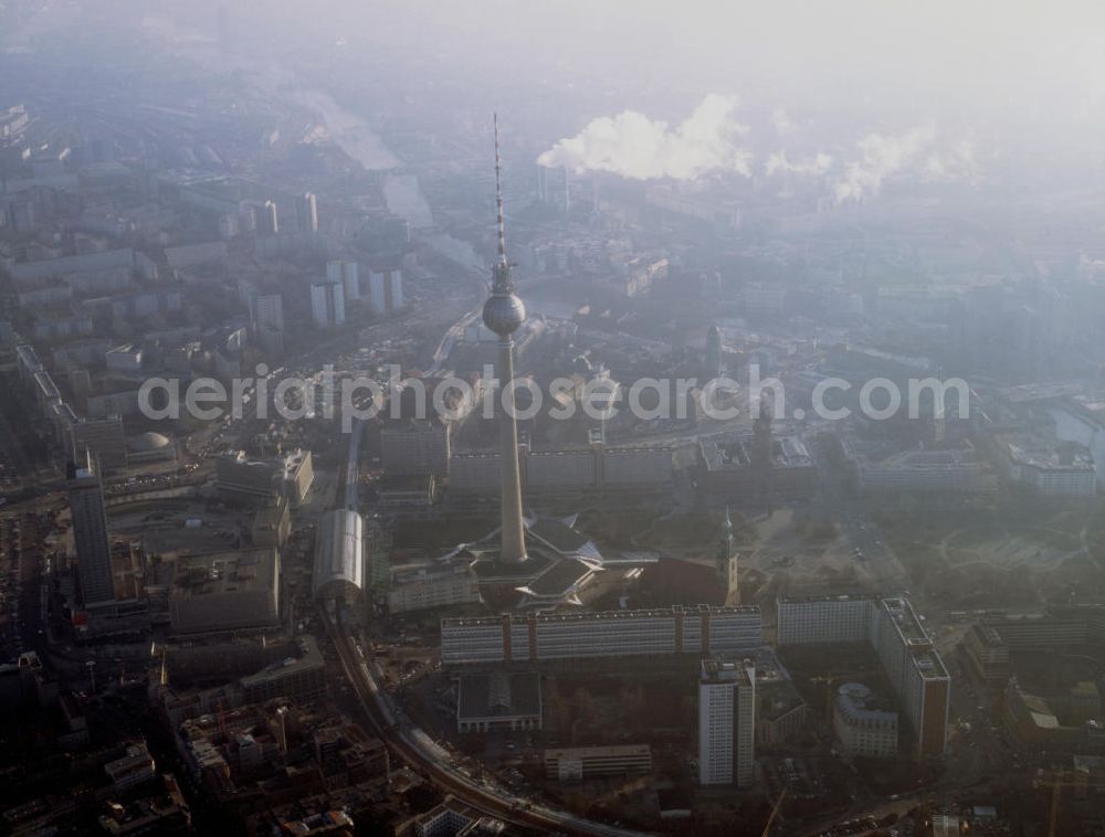 Aerial image Berlin - Stadtansicht von Berlin-Mitte. Mit im Bild der Berliner Fernsehturm am Alexanderplatz, der Bahnhof Alexanderplatz und im Hintergrund die Spree.