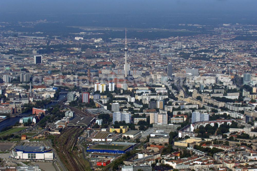 Berlin Friedrichshain / Mitte from the bird's eye view: Stadtansicht Berlin-Mitte mit dem Stadtzentrum Ost am Berliner Fernsehturm mit Wohngerbieten in Friedruchshain von Osten her.. Townscape from Mitte with the TV tower and the residenz areas in the destrict Friedrichshain.