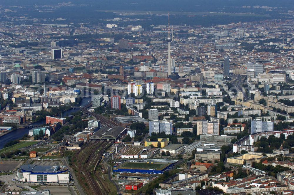 Aerial image Berlin Friedrichshain / Mitte - Stadtansicht Berlin-Mitte mit dem Stadtzentrum Ost am Berliner Fernsehturm mit Wohngerbieten in Friedruchshain von Osten her.. Townscape from Mitte with the TV tower and the residenz areas in the destrict Friedrichshain.