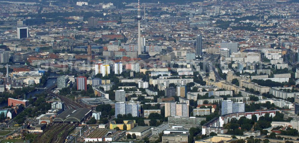 Aerial photograph Berlin Friedrichshain / Mitte - Stadtansicht Berlin-Mitte mit dem Stadtzentrum Ost am Berliner Fernsehturm mit Wohngerbieten in Friedruchshain von Osten her.. Townscape from Mitte with the TV tower and the residenz areas in the destrict Friedrichshain.