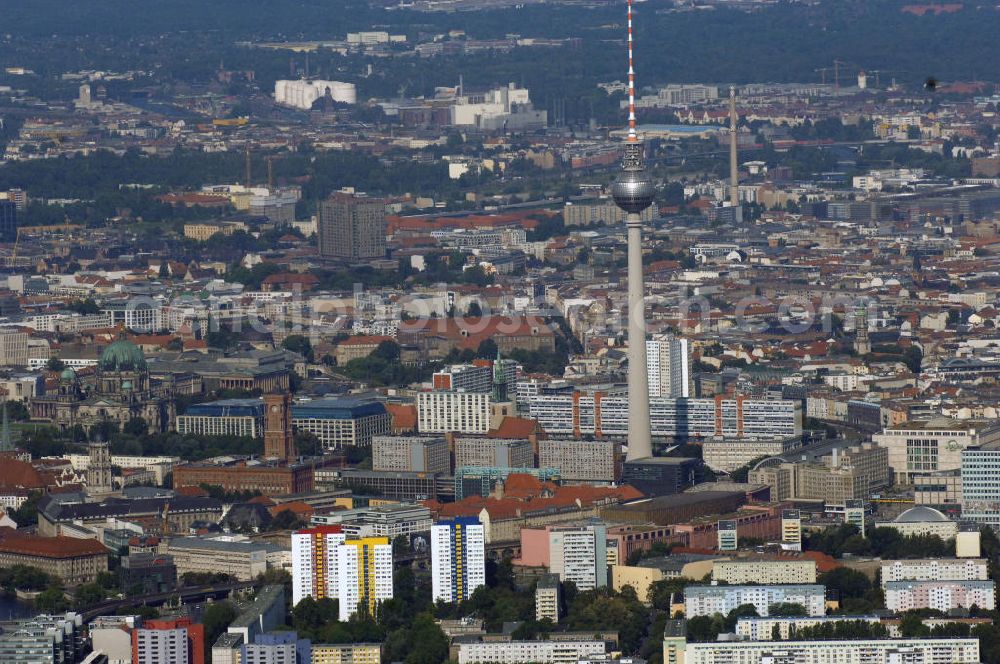 Berlin Friedrichshain / Mitte from above - Stadtansicht Berlin-Mitte mit dem Stadtzentrum Ost am Berliner Fernsehturm mit Wohngerbieten in Friedruchshain von Osten her.. Townscape from Mitte with the TV tower and the residenz areas in the destrict Friedrichshain.