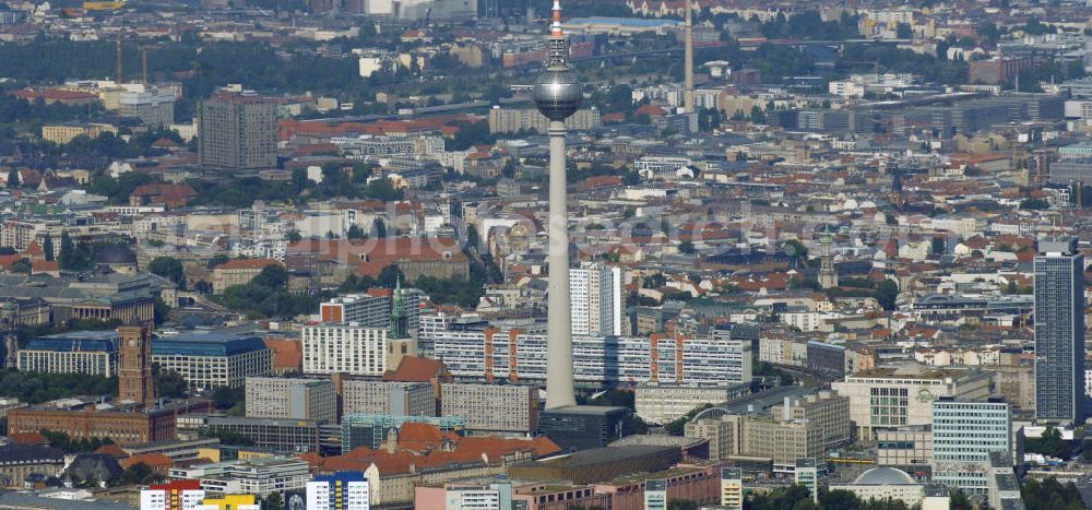 Berlin Friedrichshain / Mitte from the bird's eye view: Stadtansicht Berlin-Mitte mit dem Stadtzentrum Ost am Berliner Fernsehturm mit Wohngerbieten in Friedruchshain von Osten her.. Townscape from Mitte with the TV tower and the residenz areas in the destrict Friedrichshain.