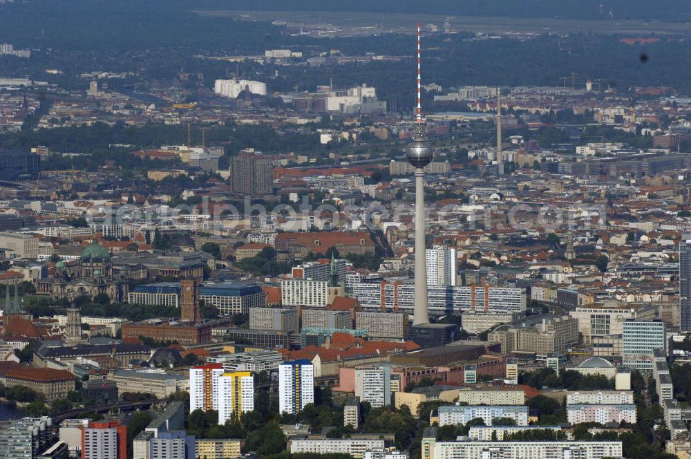 Aerial image Berlin Friedrichshain / Mitte - Stadtansicht Berlin-Mitte mit dem Stadtzentrum Ost am Berliner Fernsehturm mit Wohngerbieten in Friedruchshain von Osten her.. Townscape from Mitte with the TV tower and the residenz areas in the destrict Friedrichshain.