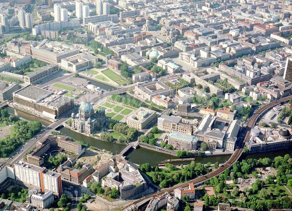 Aerial image Berlin - Stadtansicht von Berlin - Mitte mit dem Palasthotel und dem Palst der Republik sowie dem Berliner Dom und der Museumsinsel.