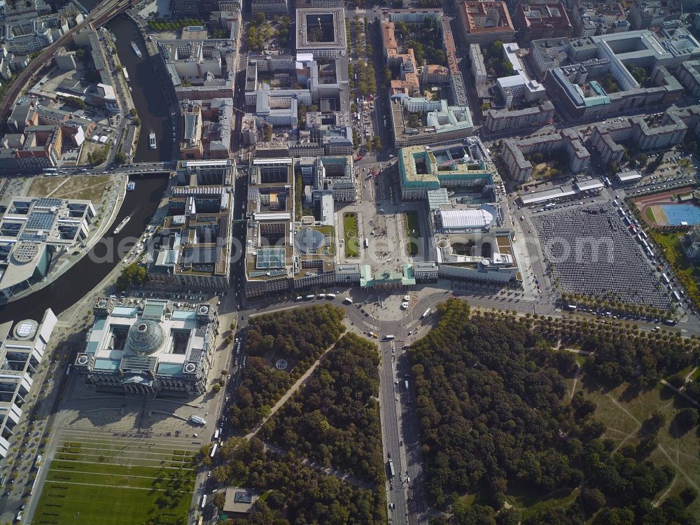 Berlin from the bird's eye view: Cityscape with the Berlin government district, Brandenburg Gate and Unter den Linden on Pariser Platz