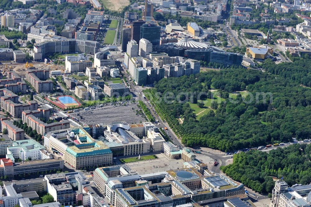 Aerial image Berlin Mitte - Stadtansicht der Stadtteile Berlin - Mitte Unter den Linden - Pariser Platz - Tiergarten - Potsdamer Platz. Im Bild das Holocaust - Denkmal, Brandenburger Tor und das Areal des Sony - Centers. Berlin cityscape.