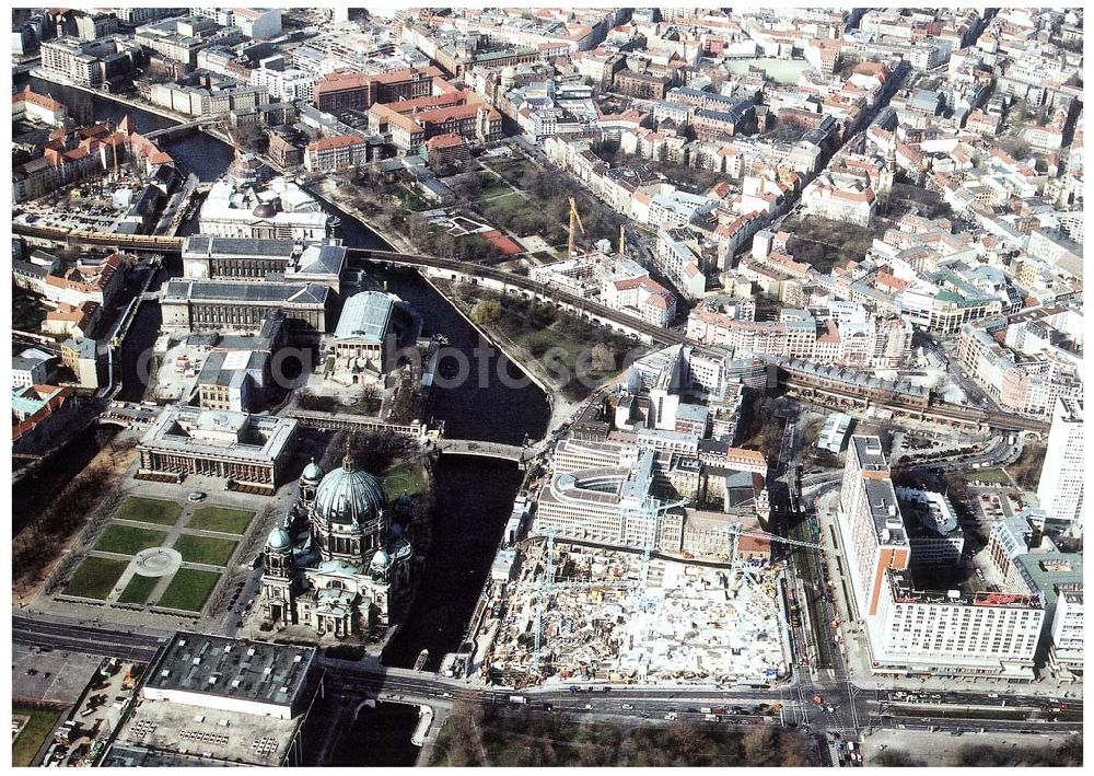 Berlin- Mitte from above - Stadtansicht von Berlin-Mitte/Museumsinsel mit dem Baustelle des Domhotels. 11.03.02