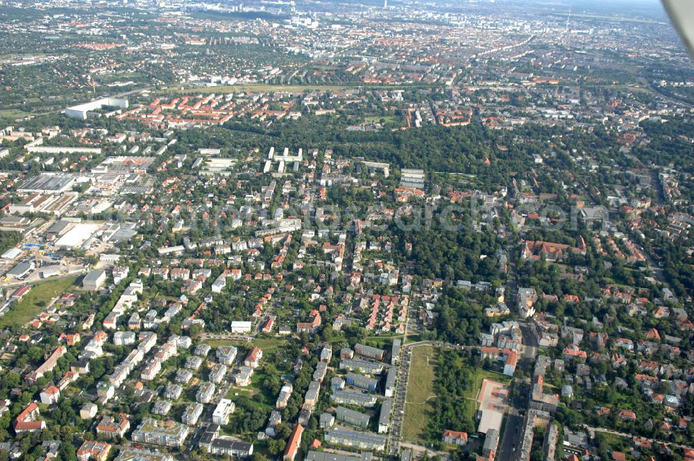 Aerial photograph Berlin - Stadtansicht auf die Wohngebiete an der Waldemarstraße Ecke Fritz-Reuter-Straße Ecke Waldowstraße in Berlin - Buchholz an der Grenze zu Niederschönhausen. Eine Immobilie der HVB Immobilien AG.