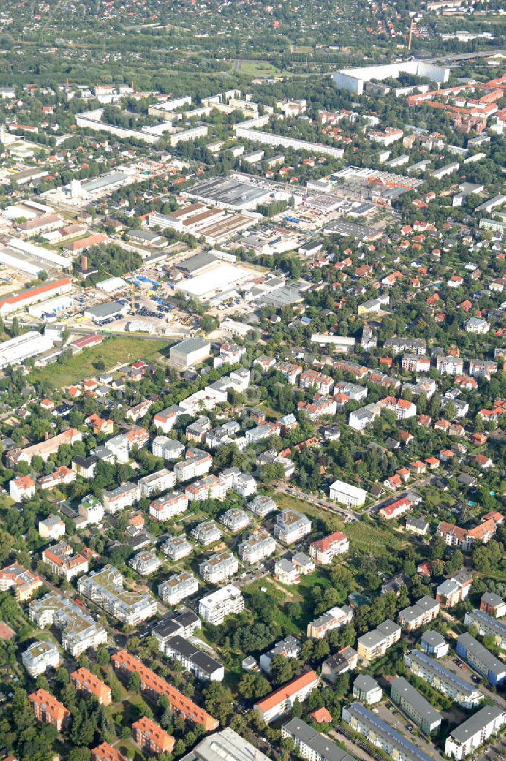 Aerial image Berlin - Stadtansicht auf die Wohngebiete an der Waldemarstraße Ecke Fritz-Reuter-Straße Ecke Waldowstraße in Berlin - Buchholz an der Grenze zu Niederschönhausen. Eine Immobilie der HVB Immobilien AG.