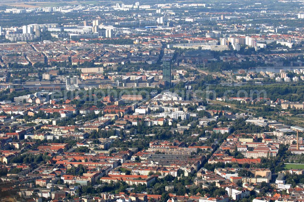 Aerial image Berlin - Stadtansicht von den Stadteilen Kreuzberg , Treptow und Friedrichshain. Im Vordergrund die Wohngebiete an der Kielufer / Harzer Strasse / Kiefholzstrasse. In dere Bildmitte der ALLIANZ Tower in Treptow ( An den Treptowers ), sowie den Spreeverlauf am ehemaligen Berliner Osthafen. Rechts davon die angrenzende Halbinsel Stralau. Im Bildhintergrund die Wohngebiete des Stadtteils Friedrichshain.