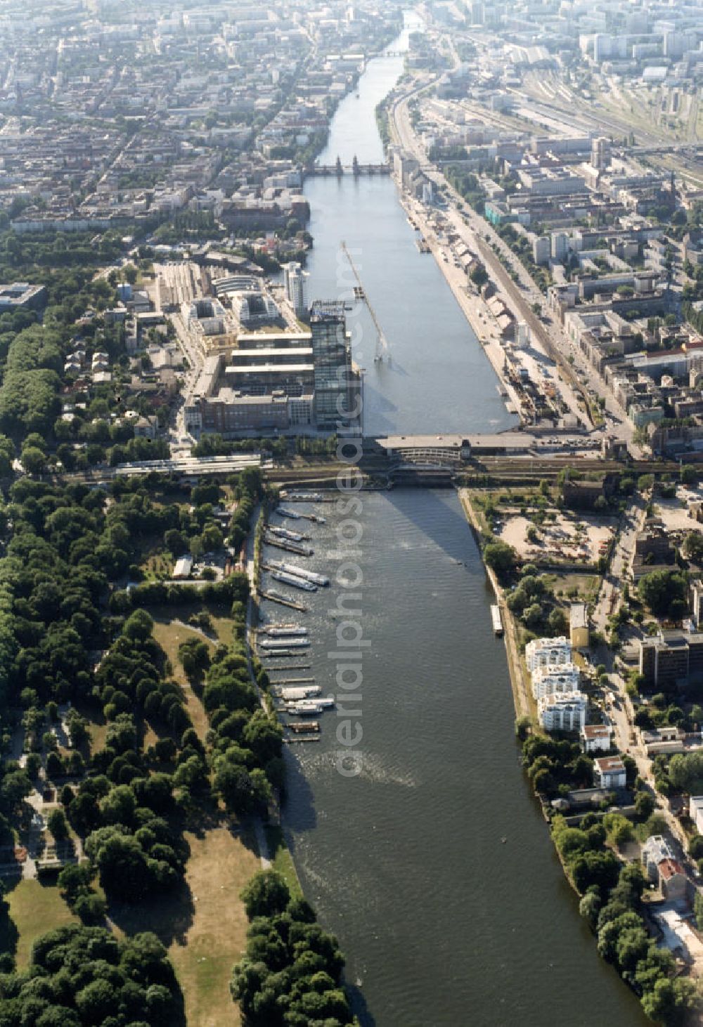 Berlin from the bird's eye view: Stadtansicht Berlin Treptow - Friedrichshain am Spreeverlauf Stadtansicht vom Areal des Spreeverlaufes an der Anlagestelle der Weißen Flotte in Berlin - Treptob am Treptower Park. Gegenüber die Halbinsel Stralau mit dem Wohngebiet Alt-Stralau. In der Bildmitte die Brücke An den Treptowers mit dem gleichnamigen Allianz - Bürohauskomplex. Dahinter der Bereich des ehemaligen Osthafens der Behala im Friedrichshain, links der Spree Wohngebiete an der Puschkinalle / Schleusenufer in Kreuzberg.