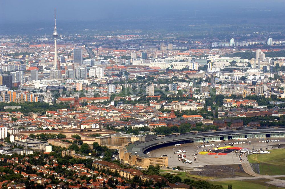 Aerial photograph Berlin - Stadtansicht der Berliner Bezirke Tempelhof und Mitte. Im Vordergrund befindet sich das Areal des stillgelegten Flughafen-Tempelhof, das seit der Stillegung als Event- und Messestandort genutzt wird. Dieses Bild zeigt den Abbau der Modemesse Bread & Butter, eine zentrale Veranstaltung der Berliner Modewoche.