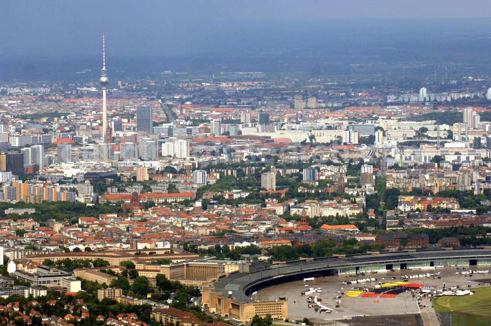 Berlin from above - Stadtansicht der Berliner Bezirke Tempelhof und Mitte. Im Vordergrund befindet sich das Areal des stillgelegten Flughafen-Tempelhof, das seit der Stillegung als Event- und Messestandort genutzt wird. Dieses Bild zeigt den Abbau der Modemesse Bread & Butter, eine zentrale Veranstaltung der Berliner Modewoche.